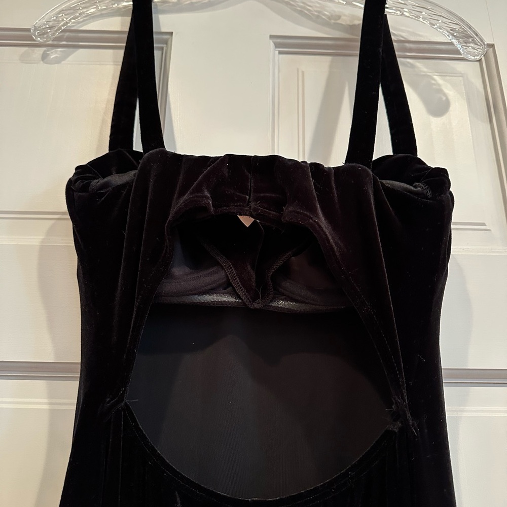Elegant Black Velvet Dress - Picture 3 of 3